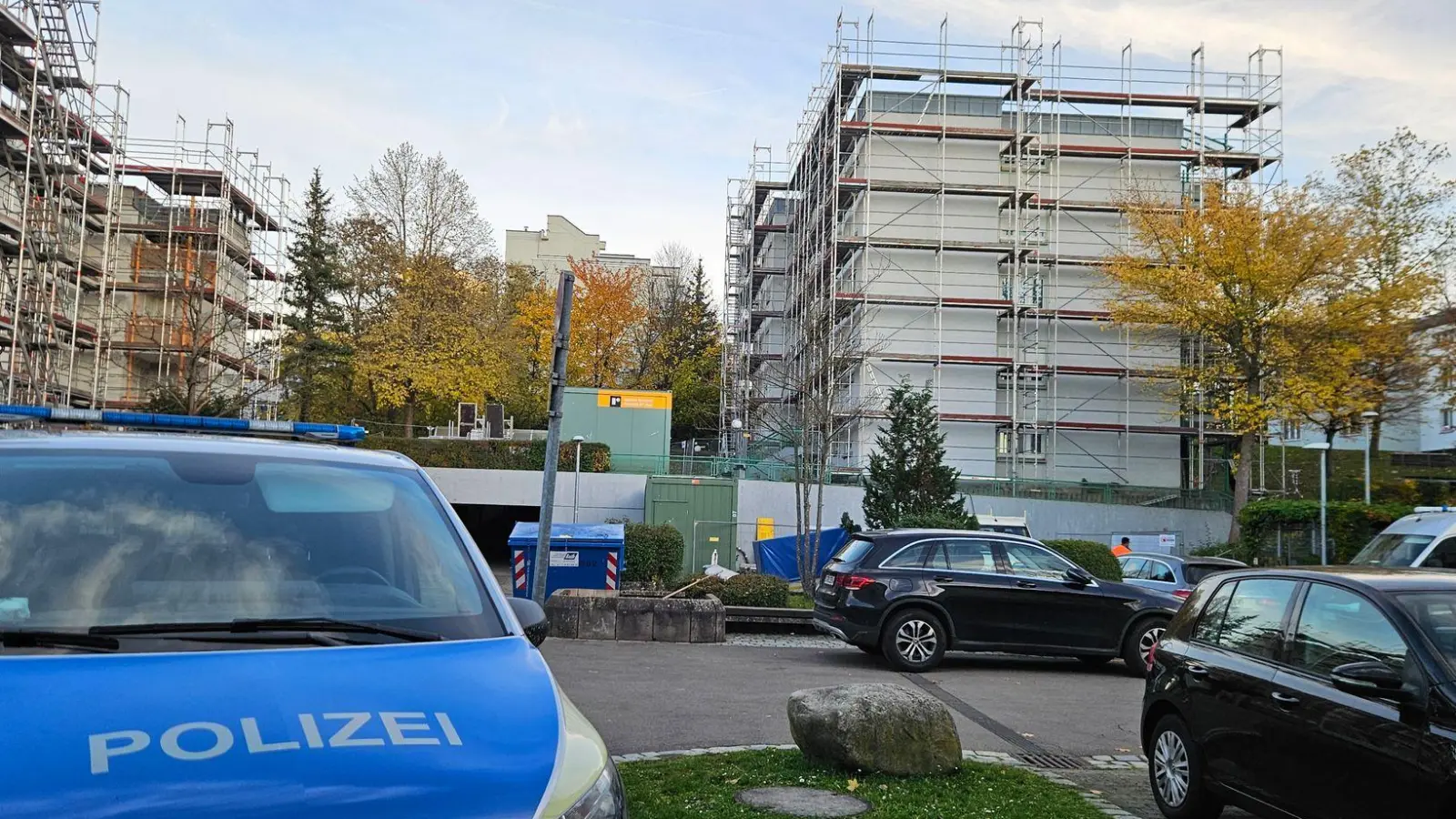 Die Leichen wurden in einem Wohnhaus gefunden.  (Foto: Andreas Rosar/-/dpa)