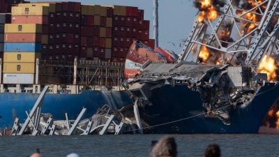 Dieser Brückenteil wurde nun mit Sprengladungen in die Luft gejagt, um das darunter liegende Schiff freizulegen. (Foto: Mark Schiefelbein/AP/dpa)