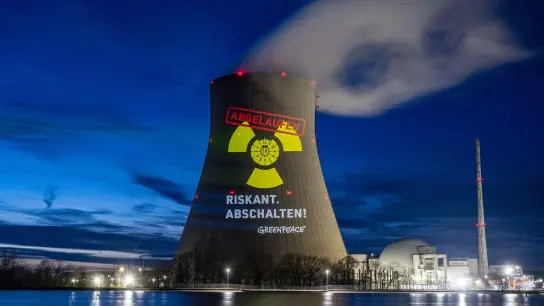 Eine Aktion von Greenpeace am Atomkraftwerk Isar 2 in Bayern. (Foto: Armin Weigel/dpa)