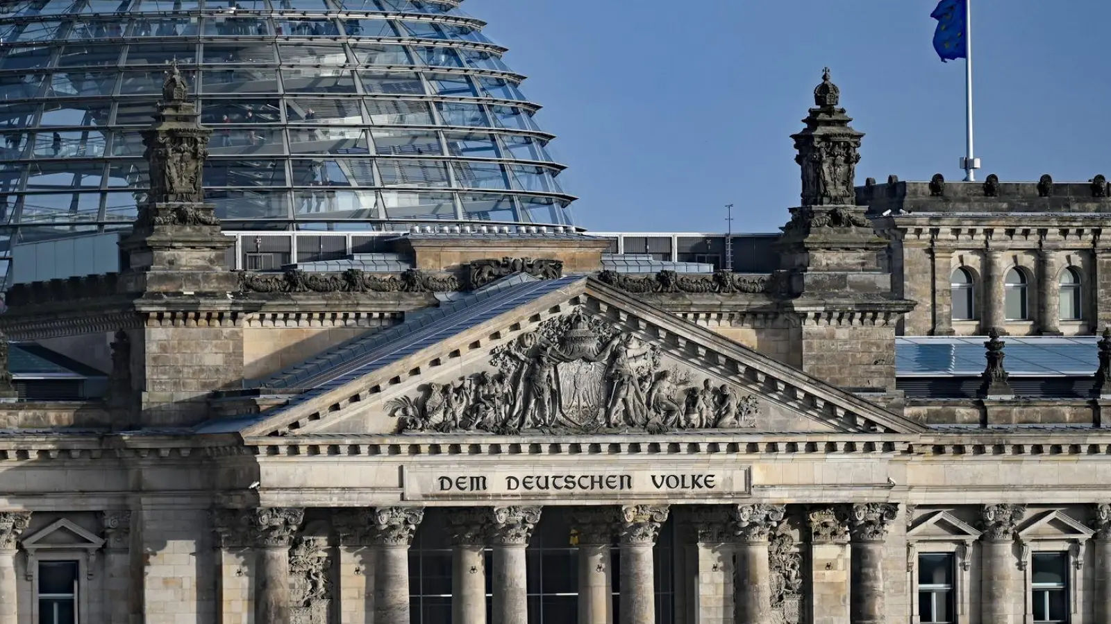 Blick vom Bundeskanzleramt auf die Kuppel von dem Reichstagsgebäude mit dem Bundestag. (Foto: Philipp Znidar/dpa)