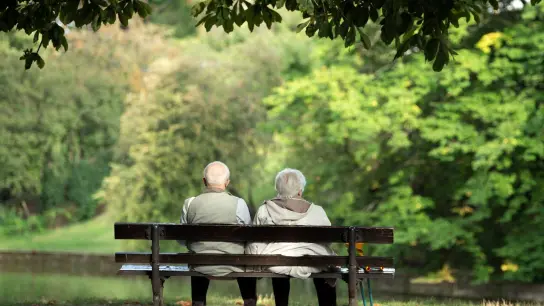 Zwei Rentner sitzen auf einer Bank. (Foto: Sebastian Kahnert/dpa-Zentralbild/dpa)