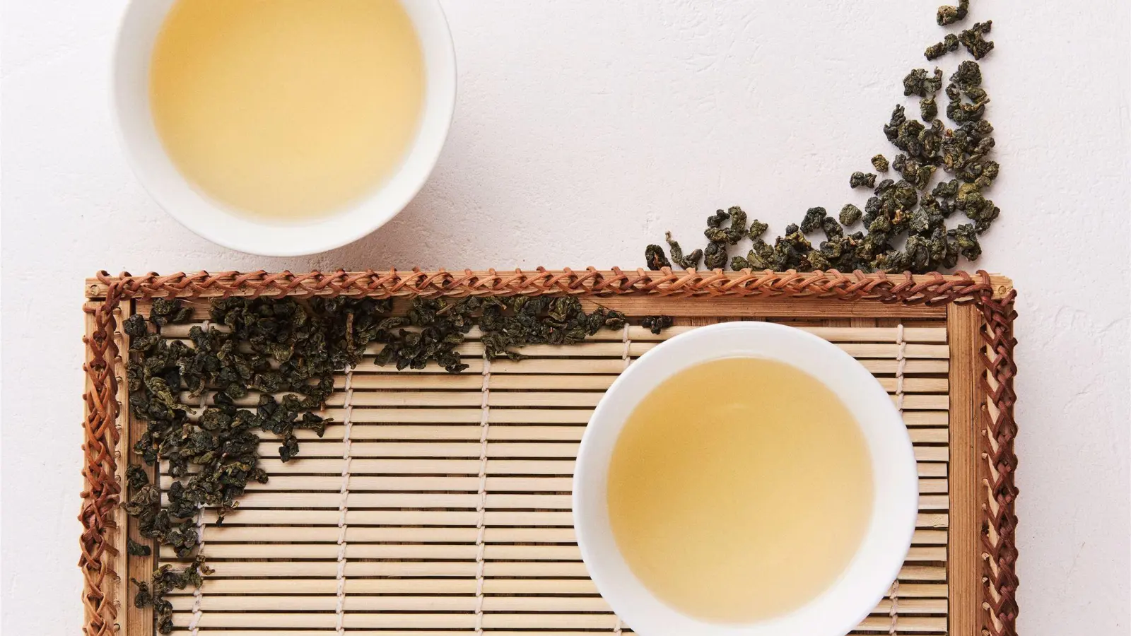 Bei jedem erneuten Aufguss des Oolong Tees entwickelt sich ein anderes Aroma. (Foto: Teeverband.de/dpa-tmn)