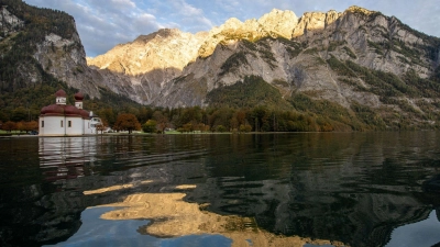 Die Kapelle St. Bartholomä am Königssee vor dem Watzmann. (Archivbild) (Foto: Lino Mirgeler/dpa)