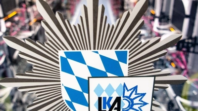 Das Logo vom bayerischen Landeskriminalamt ist an der Tür zu einem Serverraum in einem Rechenzentrum der Behörde zu sehen. (Foto: Matthias Balk/dpa)