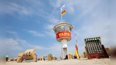 Ein Wachturm der DLRG-Wasserrettung an der Ostsee: Weht wie hier nur die gelb-rote Flagge, ist das Baden gefahrlos möglich. (Foto: Christian Charisius/dpa/dpa-tmn)
