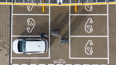 Die Zahl der Elektroautos auf deutschen Straßen nähert sich zwei Millionen.  (Foto: Sebastian Kahnert/dpa)