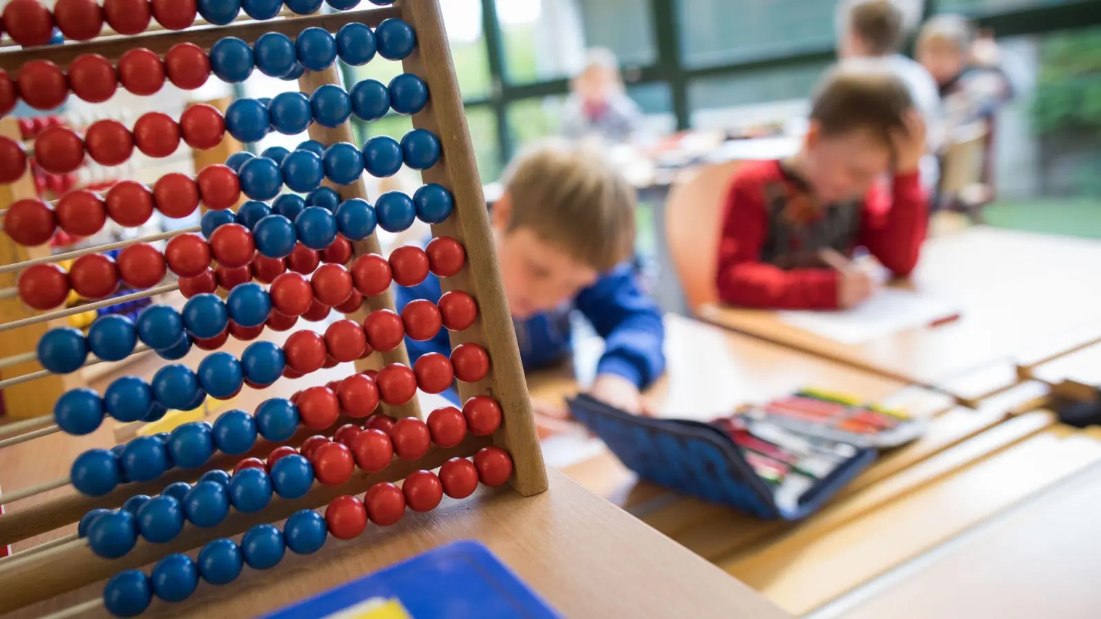 Schon nach vier Monaten schneiden Jungen demnach in Mathe etwas besser ab als Mädchen. (Archivbild) (Foto: Frank Rumpenhorst/dpa)