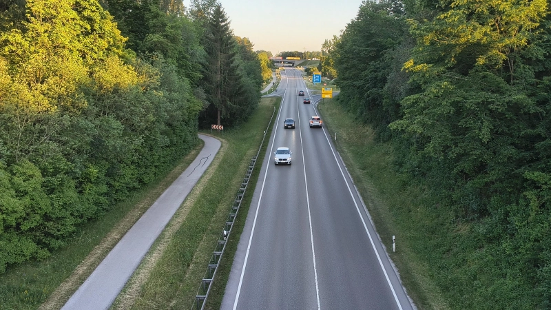 Nördlich und südlich der A6 soll die B13 vierspurig ausgebaut werden. Der Knoten der beiden Verkehrstrassen soll wie ein Autobahnkreuz angelegt werden. (Foto: Robert Maurer)