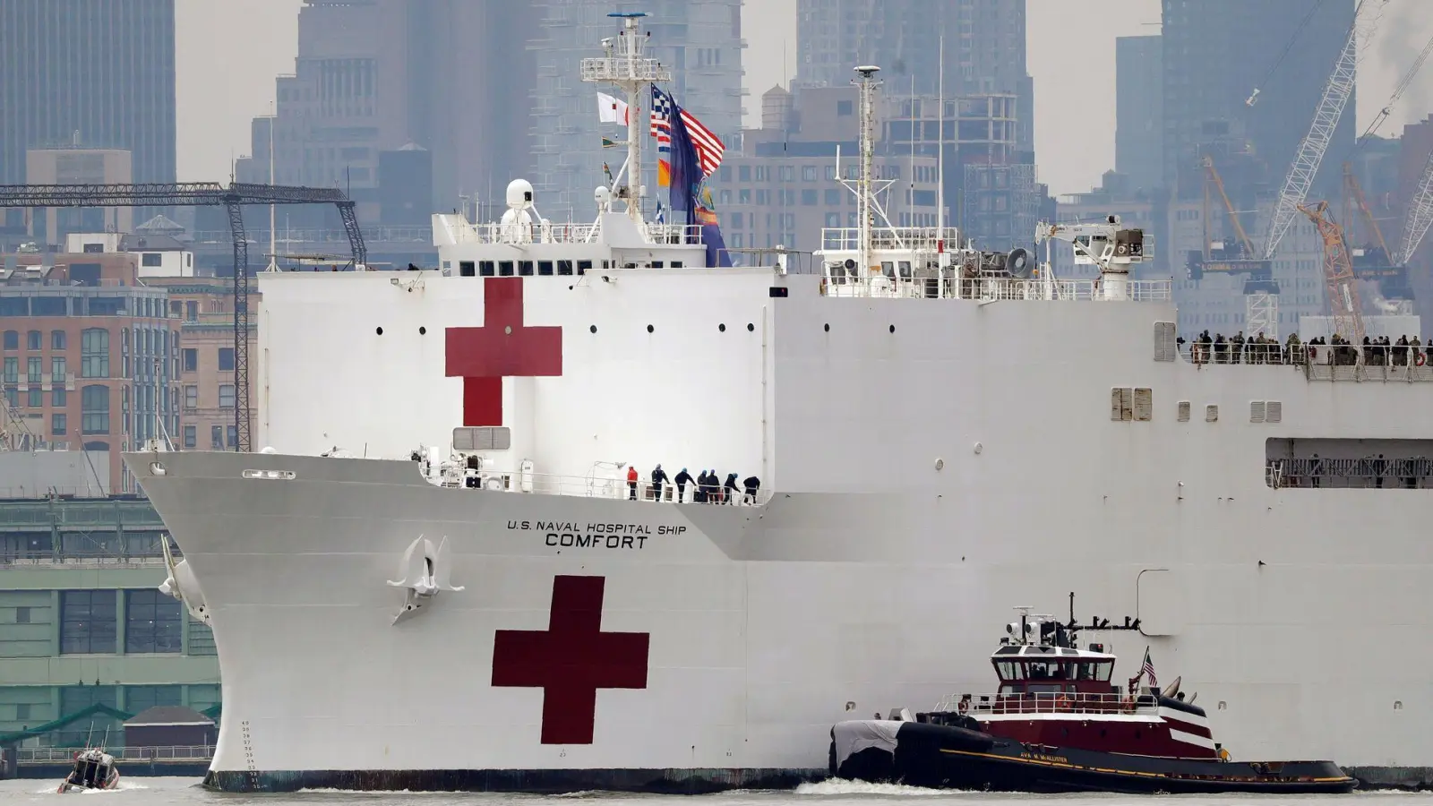 Das US-Militär betreibt zwei große Lazarettschiffe, die normalerweise eher nach Naturkatastrophen zum Einsatz kommen. (Archivbild) (Foto: Seth Wenig/AP/dpa)