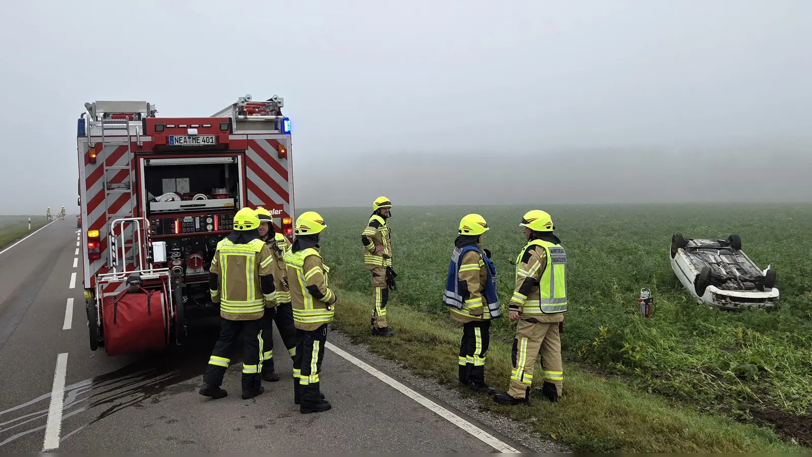 Der Pkw landete auf einem Feld neben der Fahrbahn und blieb dort auf dem Dach liegen. (Foto: Rainer Weiskirchen)