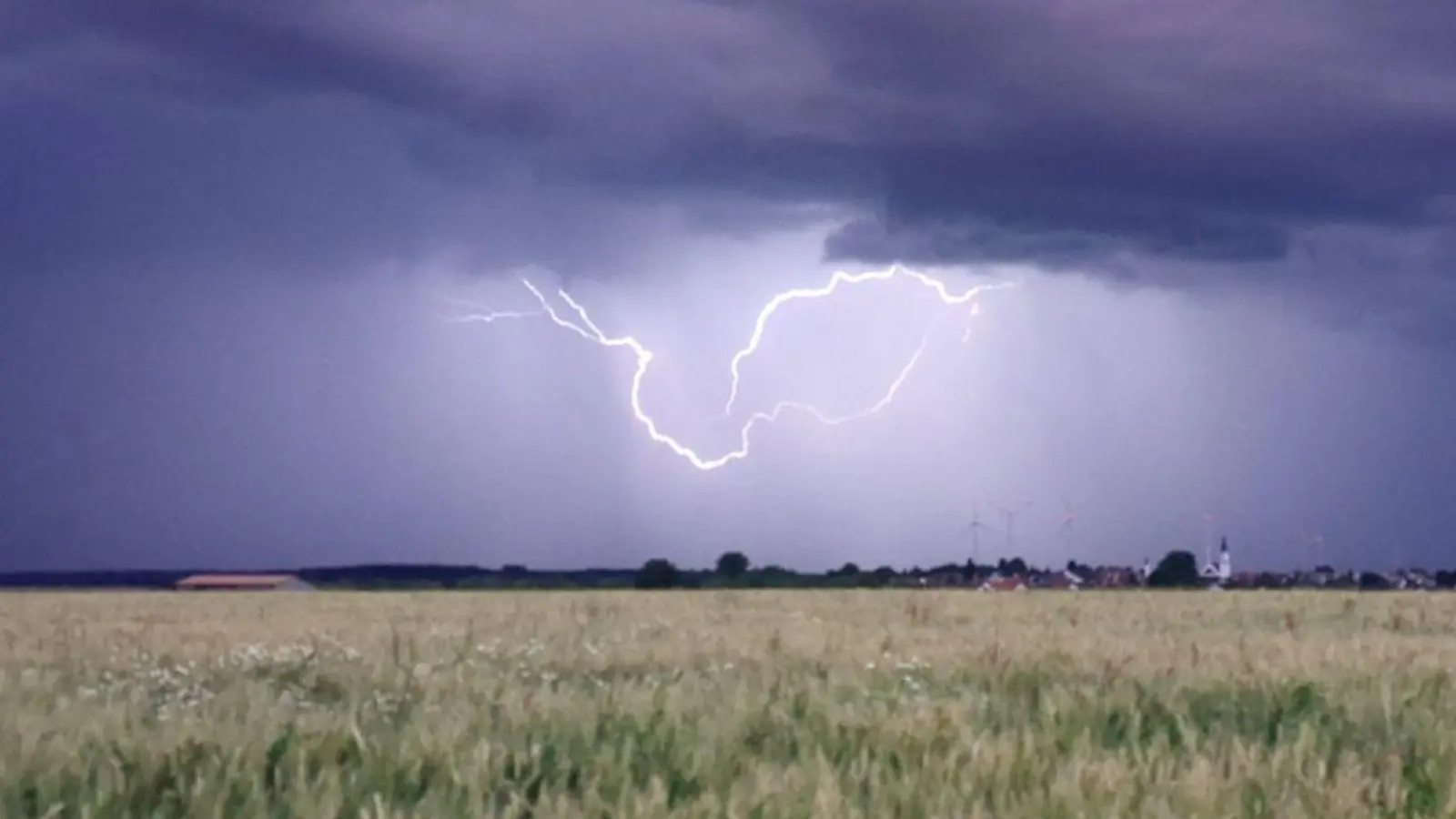 Der Deutsche Wetterdienst (DWD) sagt für die kommenden Tage Gewitter vorher. (Foto: Simon Zeiher/onw-images/dpa)