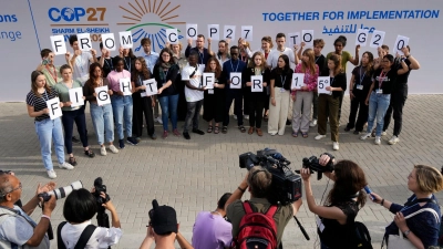 Junge Klimaaktivisten halten in Scharm el Scheich Schilder mit der Aufschrift „From COP27 To G20 Fight For 1.5°“. (Foto: Peter Dejong/AP/dpa)