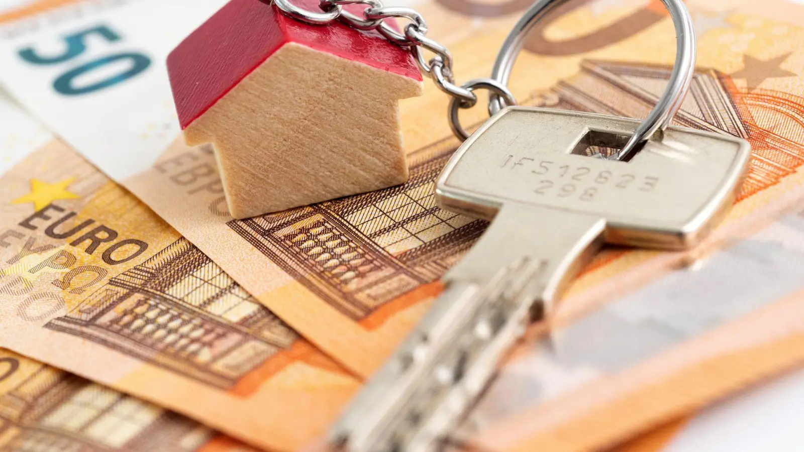 Spätestens mit der Übergabe der Wohnungsschlüssel ist in der Regel ein Teil der Kaution fällig. Der Gesamtbetrag darf in&nbsp;Raten bezahlt werden. (Foto: Andrea Warnecke/dpa-tmn)