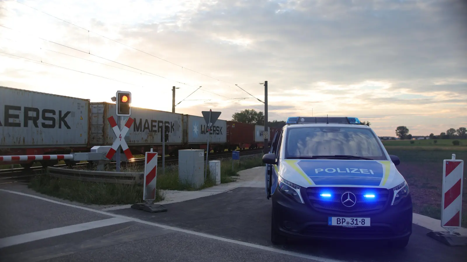Der Lokführer brachte den Güterzug schnell zum Stehen. Ob ein Motorradfahrer verletzt wurde, ist unklar. (Foto: NEWS5 / Markus Zahn)