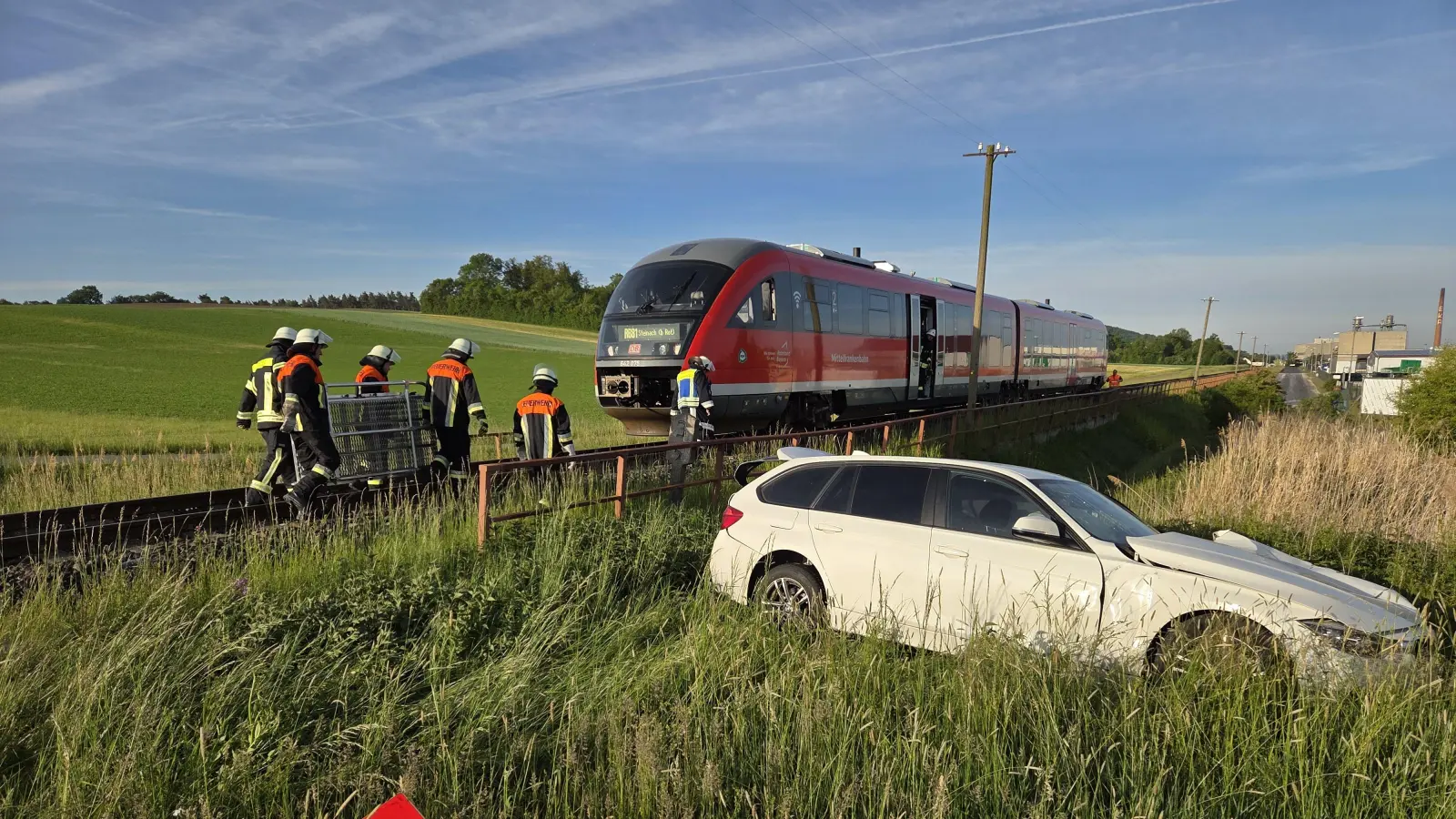 Ein Pkw-Fahrer übersah beim Queren des Bahnübergangs bei Dietersheim die herannahende Regionalbahn. (Foto: Kreisfeuerwehrverband Neustadt/Rainer Weiskirchen)