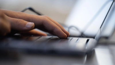 Es ist keine große Arbeit, kann aber viel Ärger ersparen: der gelegentliche Log-in bei Online-Accounts. (Foto: Sebastian Gollnow/dpa)