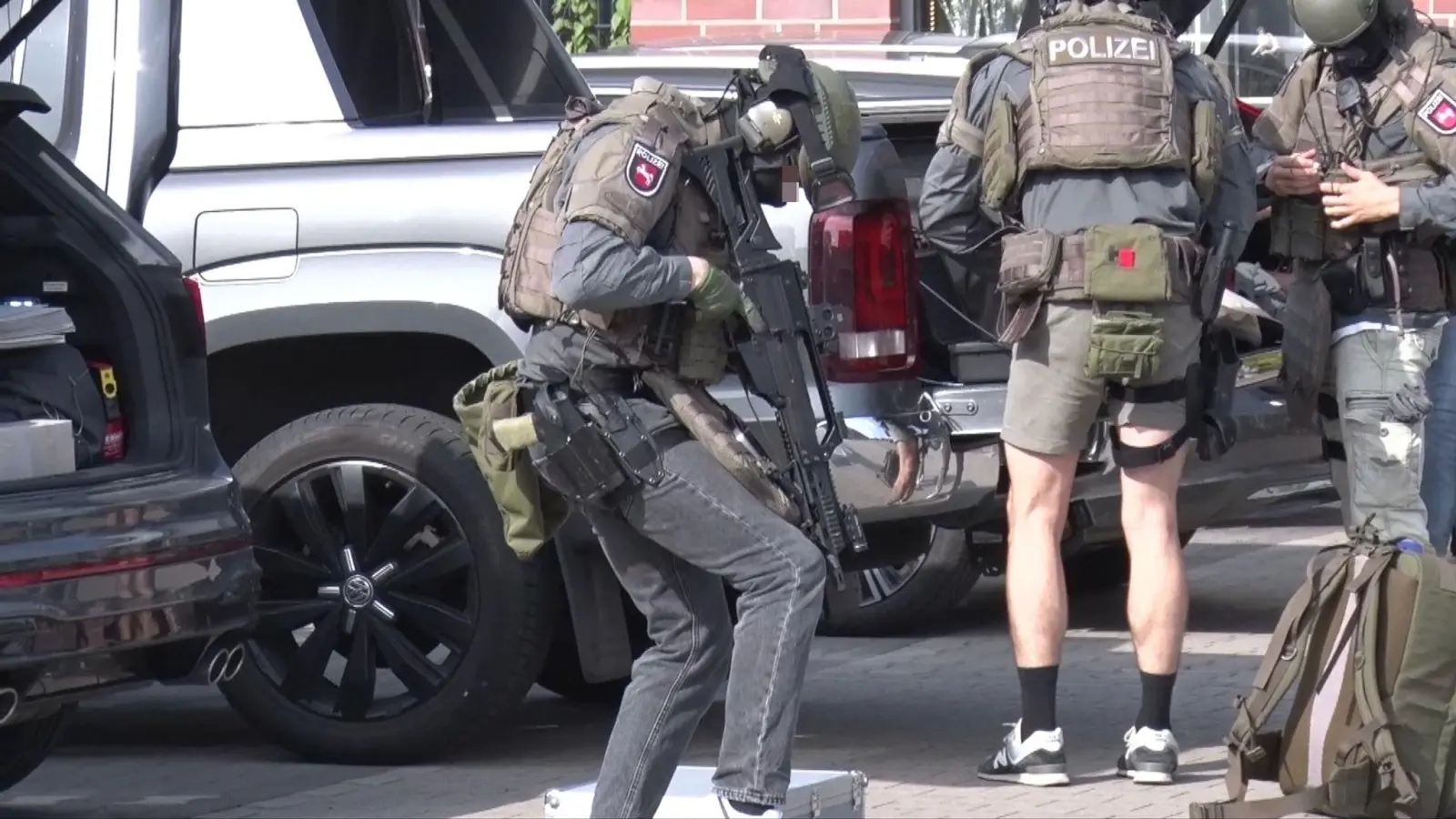 Schwer bewaffnete Einsatzkräfte an einer Osnabrücker Schule. (Foto: -/NMW-TV/dpa)