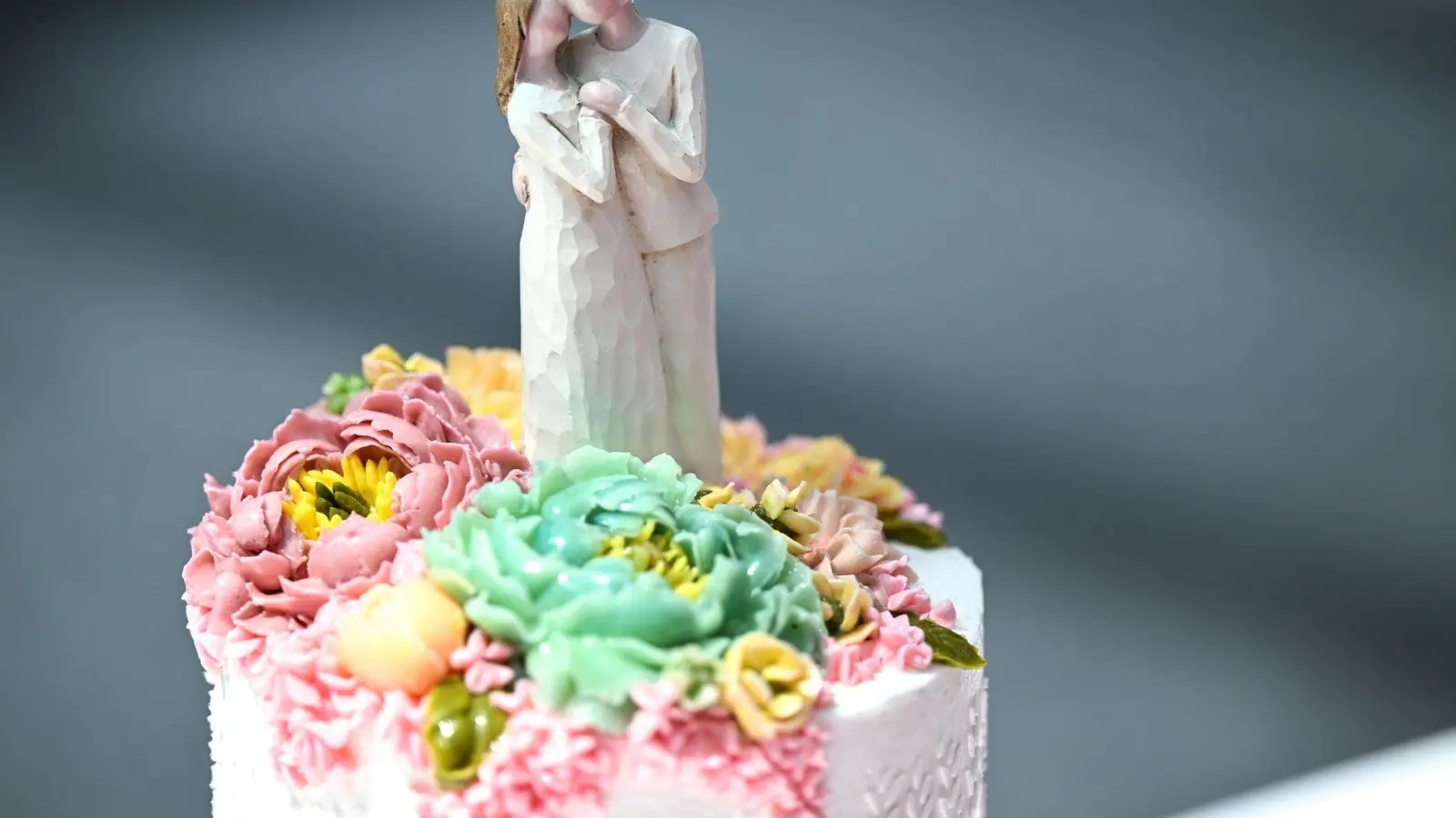 Wer heiratet, wechselt auch die Steuerklasse - und das ist für den Arbeitgeber wichtig zu wissen. (Foto: Felix Kästle/dpa/dpa-tmn)