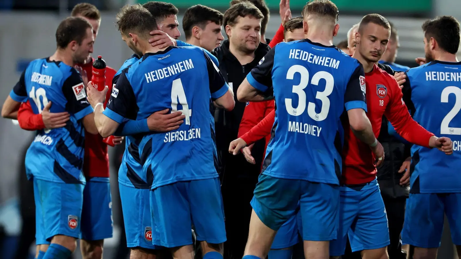Heidenheims Spieler bejubeln den Sieg. (Foto: Daniel Karmann/dpa)