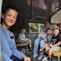 Eine Abschiedsrunde im Oldtimer: Fröhlich nehmen die Kinder im Feuerwehrauto Platz. (Foto: Margit Schwandt)