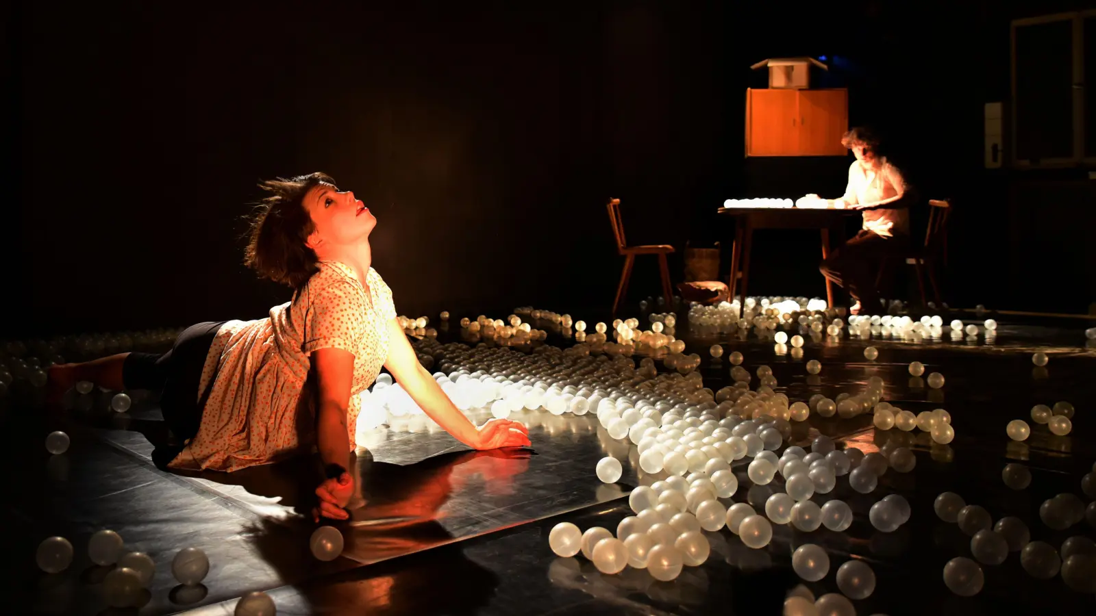 Setzt sich mit den Fragen nach Glück und Konsum auseinander: das artistische Tanztheaterstück „Habenwollen“ mit Stephanie Roser und Lukas Aue.  (Foto: Jim Albright)