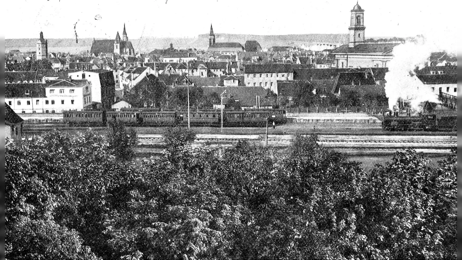 Blick auf den Ansbacher Bahnhof und die Stadt mit ihren Türmen in den 1920er Jahren: Nach dem blutig niedergeschlagenen Hitlerputsch in München am 8. und 9. November 1923 wird der Zugverkehr eine Zeit lang weitgehend eingestellt. (Foto: Stadtarchiv Ansbach)