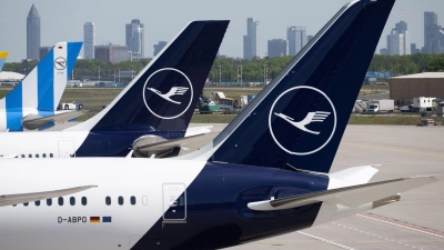 Die Lufthansa investiert in ihren Service an Bord. (Archivbild) (Foto: Boris Roessler/dpa)