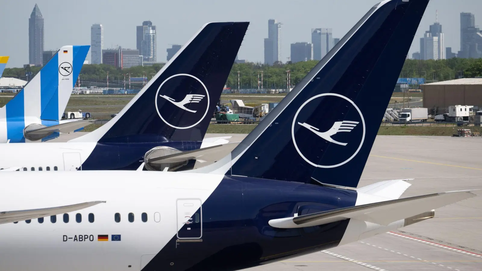 Die Lufthansa investiert in ihren Service an Bord. (Archivbild) (Foto: Boris Roessler/dpa)