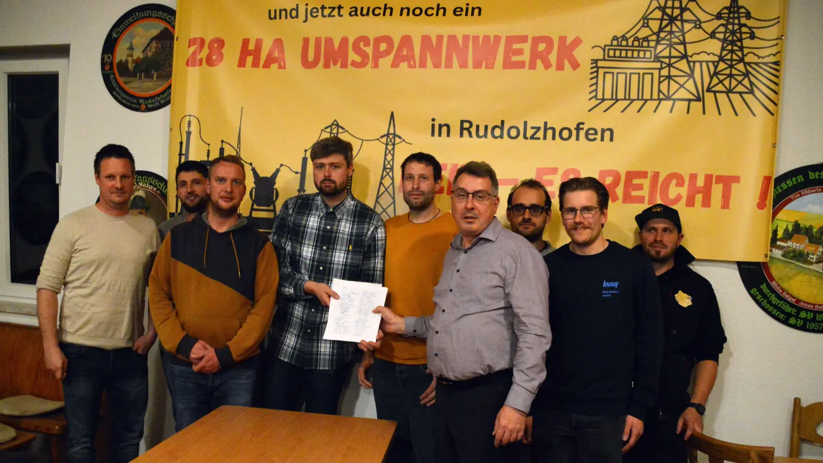 Den Rudolzhöfern reicht&#39;s. An Bürgermeister Wolfgang Lampe (Vierter von rechts) haben sie eine Unterschriftenliste übergeben. 104 von 120 Einwohnerinnen und Einwohnern unterschrieben gegen das Umspannwerk. (Foto: Johannes Zimmermann)