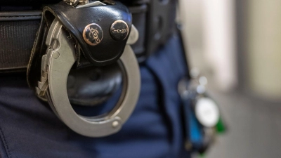 Die Frau wurde festgenommen, weil ein Haftbefehl gegen sie vorlag. (Foto: Peter Kneffel/dpa)