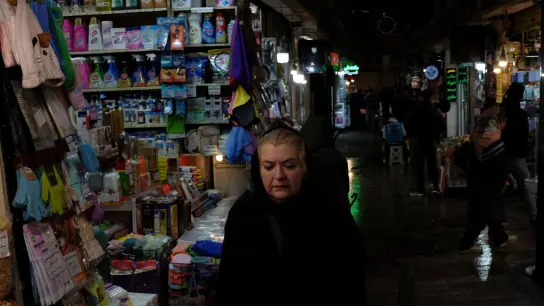 Eine Frau geht am Montag durch den Tajrish-Basar in Teheran. (Foto: Vahid Salemi/AP/dpa)