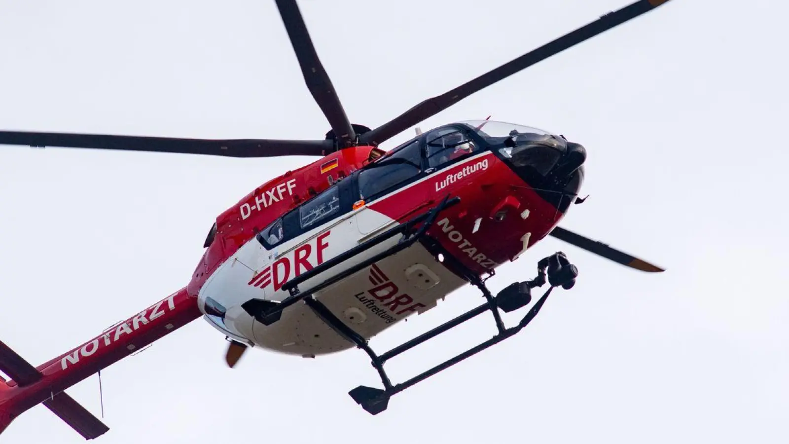 Ein Rettungshubschrauber fliegt zur Notaufnahme einer Klinik. (Foto: Stefan Sauer/dpa)