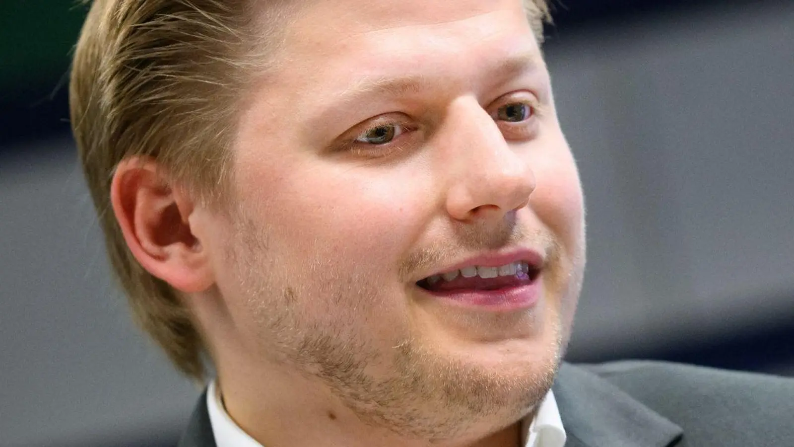 Comedian und Satiriker Sebastian Hotz alias El Hotzo beim Prozess in Berlin. (Archivbild)  (Foto: Bernd von Jutrczenka/dpa)