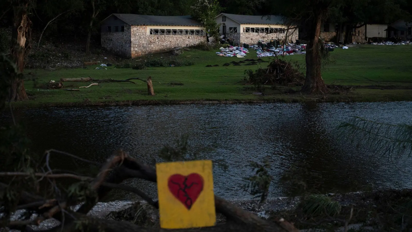 Für einige Hütten bestand einer Analyse zufolge ein extremes Überschwemmungsrisiko.  (Foto: Eli Hartman/AP/dpa)