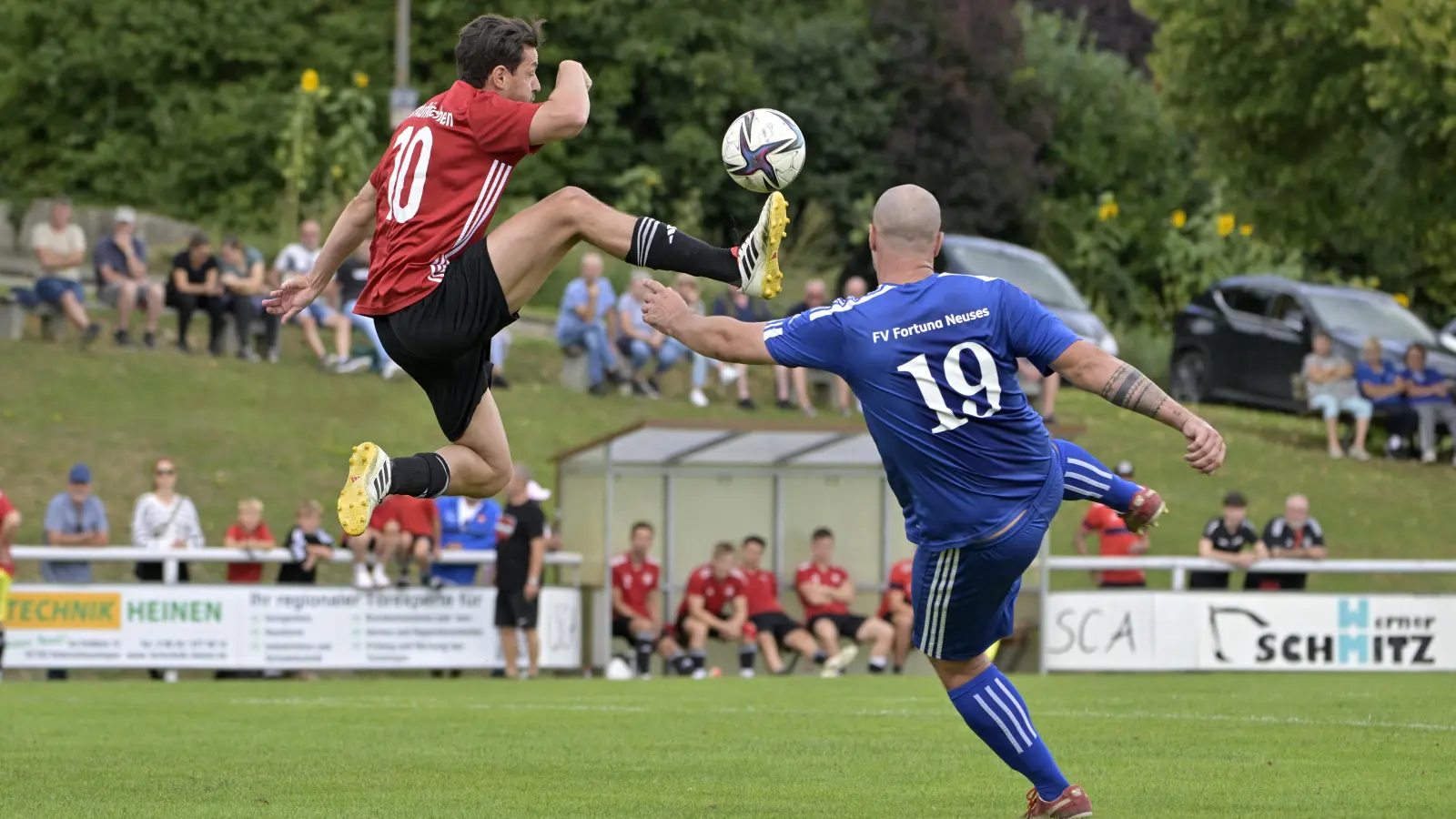 Vom 1. Spieltag an ist in der Bezirksliga wieder voller Einsatz gefragt. So wie hier in der vergangenen Saison, als Aufkirchens Steffen Schöllhammer (links) und der damalige Spielertrainer in Neuses, Steffen Engelhardt, sich um den Ball streiten. (Foto: Martin Rügner)