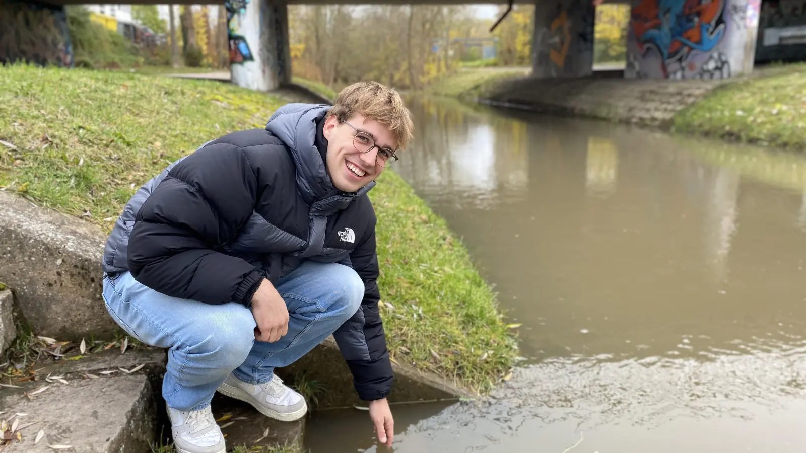 Am Tag des Interviews mit der Redaktion war es Philipp Hundertmark zum Schwimmen zu kalt. Zwei Personen, die auf der Brücke standen, haben ihn dennoch dazu animiert. (Foto: Luca Paul)
