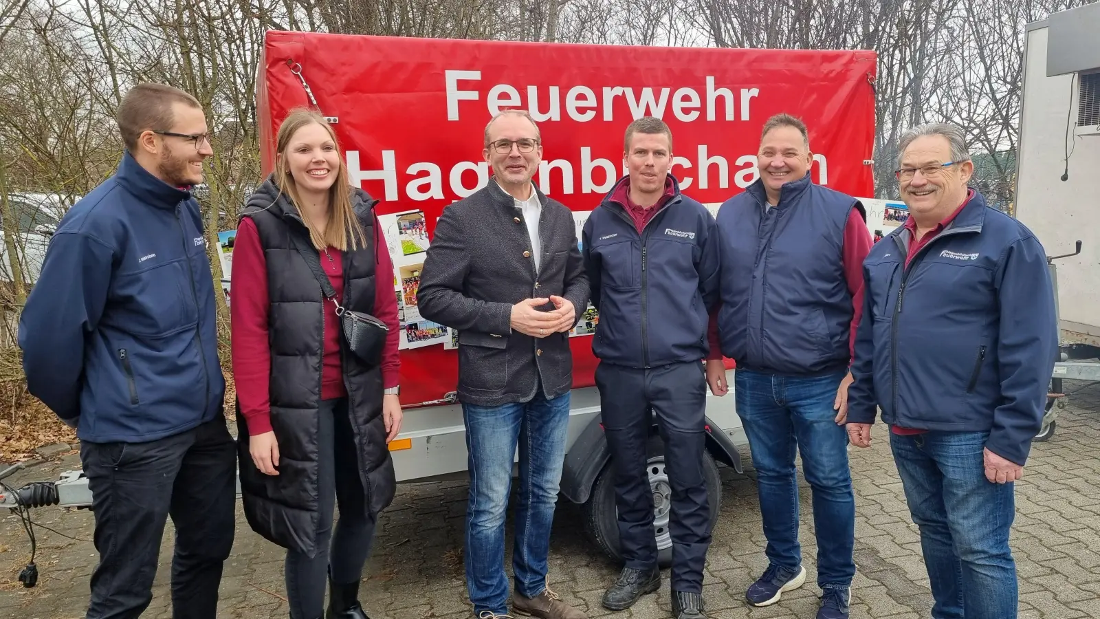 Nach dem Besuch des Wahllokals machte der Fürther CSU-Kandidat Tobias Winkler einen kurzen Abstecher bei der Feuerwehr in Hagenbüchach. (Foto: Rainer Weiskirchen)