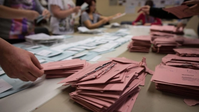 In einem Briefwahllokal in Berlin werden rote Wahlbriefe sortiert (Archivbild): „Die Zettel waren vorhanden, wurden aber nicht richtig weitergeleitet.“ (Foto: Maja Hitij/dpa)