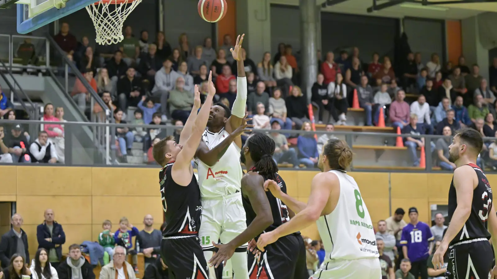 Der Brasilianer Paulo Alexandre Camilo Junior (oben) war beim 90:73-Sieg im Spitzenspiel gegen Vilsbiburg (in schwarz von links Moritz Kraske und Johnathan Marc Hall) erstmals für die Ansbach Piranhas um Kapitän Christian Imberi (rechts) im Einsatz. (Foto: Martin Rügner)