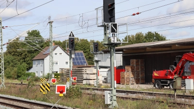Wie hier bei Lehrberg wird im Moment an mehreren Stellen an der Bahnlinie zwischen Steinach und Treuchtlingen gebaut. Deswegen fahren keine Züge. (Foto: Thomas Schaller)