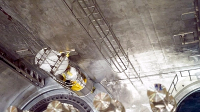 Arbeiter kletterten am 17.05.2013 im Reaktorblock I des tschechischen Atomkraftwerks Temelin für Wartungsarbeiten in den Reaktorschacht. (Foto: Michael Heitmann/dpa/Archivbild)