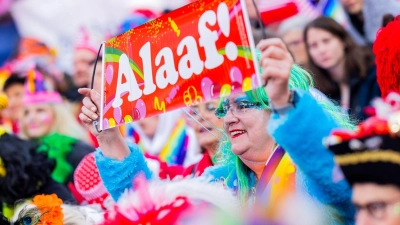 In Köln feiern Zehntausende Kostümierte ausgelassen auf den Straßen und in den Kneipen. (Foto: Rolf Vennenbernd/dpa)