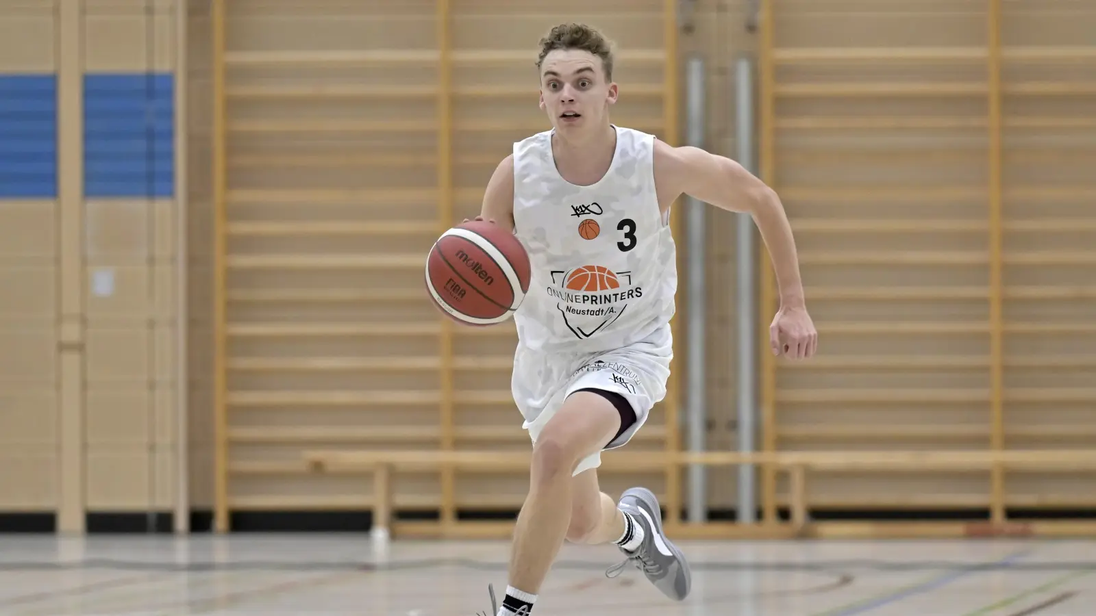 Mit zwei Dreiern in Folge brachte Adrian Hümmer (in einem anderen Spiel) den TTV im dritten Viertel noch einmal heran. (Foto: Martin Rügner)