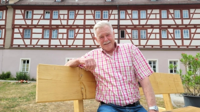 Der ehrenamtliche Stiftungspfleger Hermann Gerhäußer hat mit entschieden, wofür die gespendete Summe verwendet werden soll. (Foto: Nina Daebel)