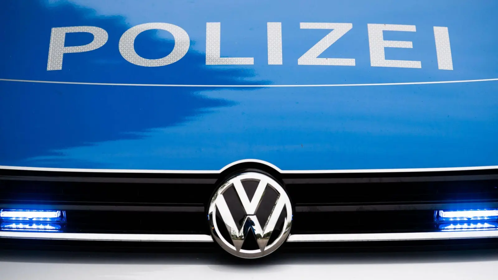 Ein Polizist aus Schwaben steht im Zentrum einer großangelegten Ermittlung des Bayerischen Landeskriminalamtes. Es geht um Drogenhandel und gefälschte Führerscheinverfahren. (Symbolbild) (Foto: Lino Mirgeler/dpa)