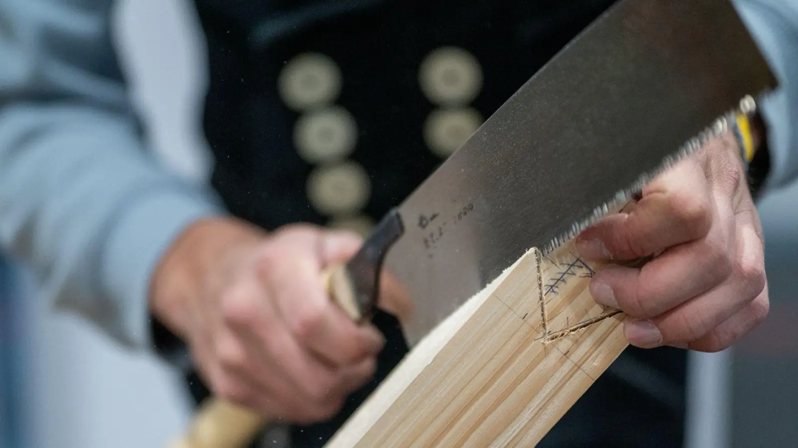 Ein Schreiner auf der Internationalen Handwerksmesse in München 2025. Viele Handwerksbetriebe in Bayern haben trotz real sinkender Umsätze 2025 mehr Azubis eingestellt. (Archiv) (Foto: Leonie Asendorpf/dpa)