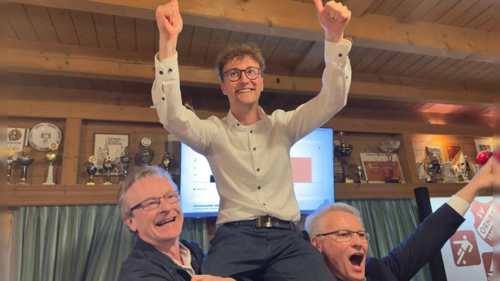 Marco Meier feiert in Ornbau seinen Sieg. (Foto: Evi Lemberger)