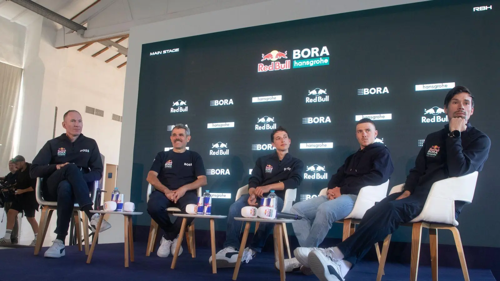 Die Protagonisten im Red-Bull-Team mit dem Tour-Dritten Florian Lipowitz (M.) (Foto: Clara Margais/dpa)