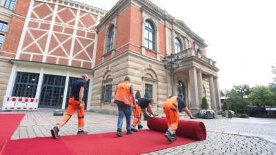 Der rote Teppich wird vor dem Bayreuther Festspielhaus ausgerollt. (Foto: Karl-Josef Hildenbrand/dpa)