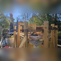 Warten auf den Kranhaken: In ein Korsett aus Stahl und Holz gespannt geht das letzte von vier Turm-Teilen auf die Reise.  (Foto: Wolfgang Grebenhof)